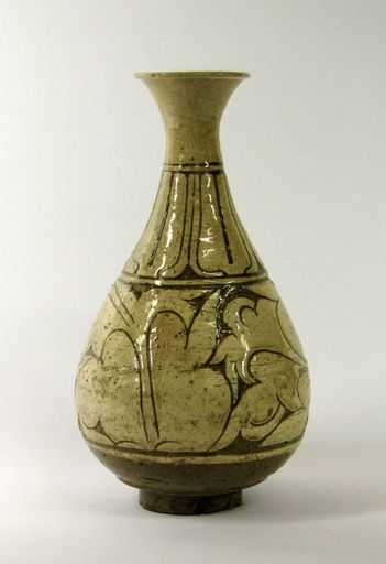  Flasche mit Sgraffito-Dekor, Joseon-Dynastie
(1392–1897), 15.–16. Jh. Steinzeug, Buncheong-Keramik