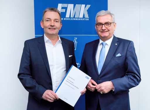 FMK-Vorstand Marcus Grausam übergibt
Österreich-Messprotokoll an Gemeindebund-Präsident Alfred Riedl