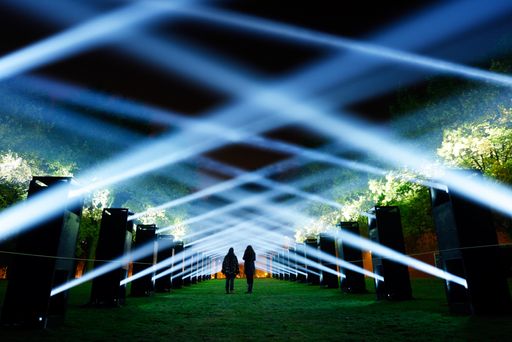 Vorschau Bild von Die Installation Lumiere Tango von Wouter Brave
wird am Opernring eingerichtet