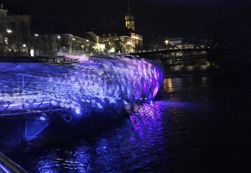 Vorschau Bild von "Transcience" ist der Name der Installation von
Philip Ross und Jeop Le Blanc auf der Grazer Murinsel