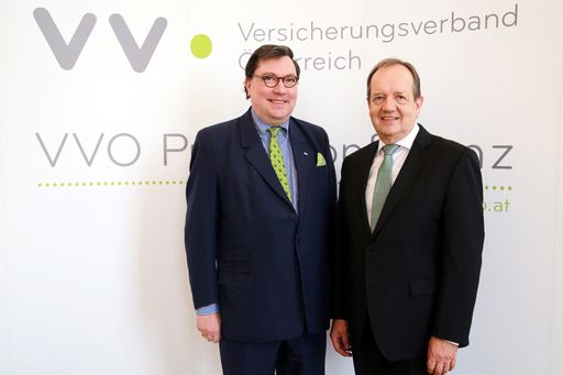  http://www.apa-fotoservice.at/galerie/9986 Im Bild
v.l.n.r.: VVO-Generalsekretär Prof. Dr. Louis Norman-Audenhove und
VVO-Präsident KR Mag. Dr. Othmar Ederer.