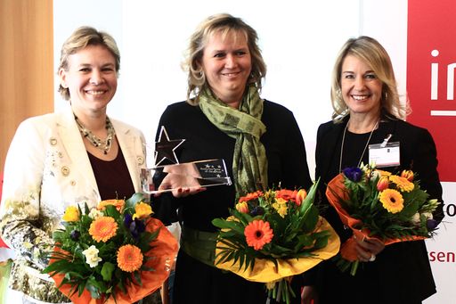 Vorschau Bild von Die Finalistinnen des Assistant of the Year 2018
Awards sind Petra Pichler von der Magna International Europe GmbH,
Susanne E. Karri von der Kwizda Holding GmbH und Michaela Kartnaller
von der V-Research GmbH.