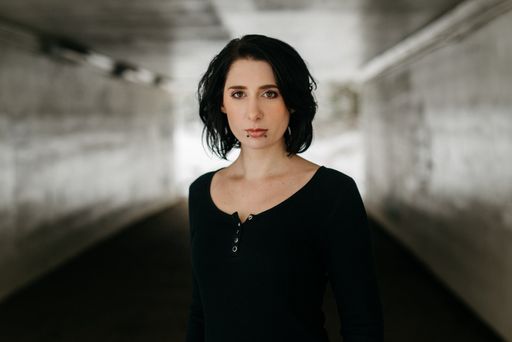 Vorschau Bild von Autorin Michaele Kastel, Buchhändlerin in Wien. "So
dunkel der Wald", erschienen im Emons Verlag