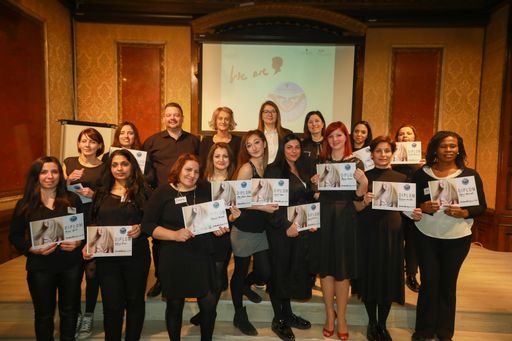 Vorschau Bild von Stolz auf Ihre Leistung: die Absolventen des 40-tägigen
Ausbildungsprogrammes von Schwarzkopf Professional mit (im Bild
hinten, v.l.n.r.) Alexander Höfferer, Heidemarie Koschuch (beide
Schwarzkopf Professional), Sandra Csenkey (Projektleiterin des
Wiedereinsteigerinnen-Projektes „Zukunft mit Wiedereinstieg –
Wiedereinstieg mit Zukunft-Nord“) und Sonja Knautz (Schwarzkopf
Professional).