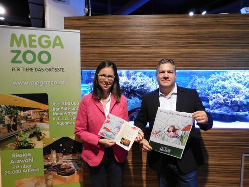Bildungsinitiative mit dem Verein „Tierschutz macht Schule“ für
verantwortungsvolle Tierhaltung; Lea Mirwald, MSc, Geschäftsführerin
vom Verein "Tierschutz macht Schule" und Prokurist Holger Luer von
Megazoo