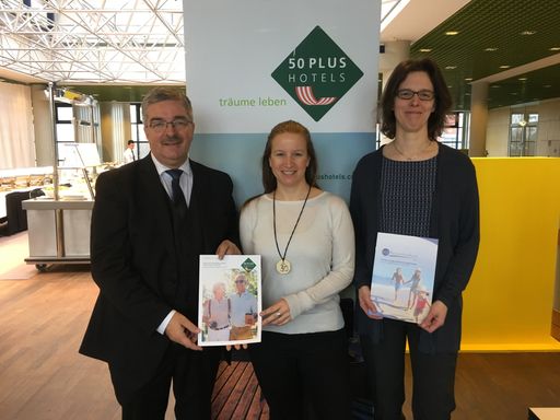 50plus Hotels präsentierte bei der ITB Berlin neue
Informationen zum Reiseverhalten der „Best Ager“ (v.l.n.r.: Hermann
Paschinger/50plus Hotels, Elena Paschinger/Kreativ Reisen, Bente
Grimm/Deutsche Reiseanalyse-NIT)