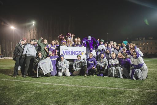  Die Dacia Vikings Damenmannschaft präsentiert stolz
ihr neues Logo.