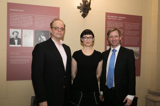 https://www.apa-fotoservice.at/galerie/12367 Zehn
Standorte in Wien zeigen Arthur Schnitzler, Hugo von Hofmannsthal
und weitere Literaten der Wiener Moderne in ganz unterschiedlichen
lebens- und kulturgeschichtlichen Zusammenhängen. Zum Auftakt widmet
man sich im Arkadenhof des Café Central der besonderen Bedeutung des
Kaffeehauses für die Jung Wiener. Koordiniert und zu einem guten
Teil auch kuratiert wurden die Ausstellungen vom Ludwig Boltzmann
Institut für Geschichte und Theorie der Biographie. Am Bild
v.l.n.r.: Univ.-Prof. Dr. Wilhelm Hemecker (Leiter Ludwig Boltzmann
Institut für Geschichte und Theorie der Biographie), Petra Piuk
(Schriftstellerin) und Kay Fröhlich (Geschäftsführer Palais Events
und Café Central)