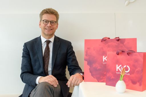 Mag. Martin Wäg, Vorstandsvorsitzender der Kastner
& Öhler AG, im Interview. In der ersten März-Hälfte eröffnet das
Unternehmen gleich fünf neue Filialen. Im Gesamtgeschäftsjahr
2017/18 sind die Umsätze von Kastner & Öhler und Gigasport um 3,5
Prozent auf 270 Mio. Euro gestiegen.