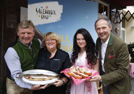Almsennerin Monika Schranz von der Hinterastenalm
in Rauris und Landesfischermeister Gerhard Langmaier begeisterten
beim traditionellen Pressefrühstück der SalzburgerLand Tourismus in
Berlin.