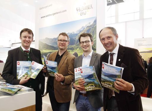 Vorschau Bild von Freude über das druckfrische STERN Special zum
Sommer im SalzburgerLand bei Florian Größwang (Unternehmensleitung,
SalzburgerLand Tourismus), Gunnar Herbst (Chefredakteur STERN
Special), Fabian Rother (Director Brand Solutions, Gruner + Jahr),
Leo Bauernberger (Geschäftsführer SalzburgerLand Tourismus).