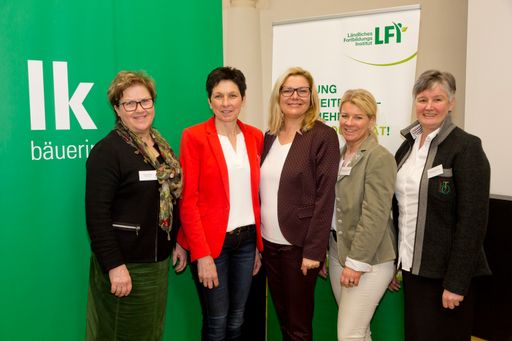  https://www.apa-fotoservice.at/galerie/12622
Bundestagung der Bezirksbaeurinnen im Schloss Hofen in Lochau mit
Bundesbaeurin Andrea Schwarzmann, Referentin mKathrin
Stainer-Haemmerle FH Klagenfurt. Gruppenbild mit Auguste Maier,
Andrea Schwarzmann, Irene Neumann-Hartberger