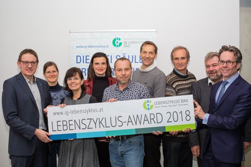 Die Jurymitglieder des "Lebenszyklus-Award 2018"
bewerten Bauprojekte nach ihrer Prozess-, Kultur- und
Organisationsqualität (v.l.n.r.): Gerald Goger (TU Wien), Franziska
Trebut (ÖGUT), Claudia Hübsch (WKO), Eva Eichinger-Vill (bmvit),
Oliver Sterl (RLP Architekten), Wolfgang Kradischnig (DELTA), Walter
Purrer (Initiative Kulturwandel Bau), Karl Friedl (M.O.O.CON) und
Stephan Heid (Heid Schiefer Rechtsanwälte).