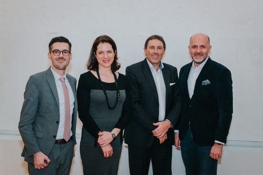 von links: Markus Kiesenhofer, BA MA (PR-Chef
Verband Österreichischer Zeitungen), Dipl.Kffr. Corinna Drumm
(Geschäftsführerin Verband Österreichischer Privatsender), Dipl.
Ing. Reiner Müller (Stv. Geschäftsführer der Bayerischen
Landeszentrale für neue Medien), Mag. Wolfgang Struber (Vorsitzender
Verein Digitalradio Österreich/Geschäftsführer Radio Arabella GmbH)