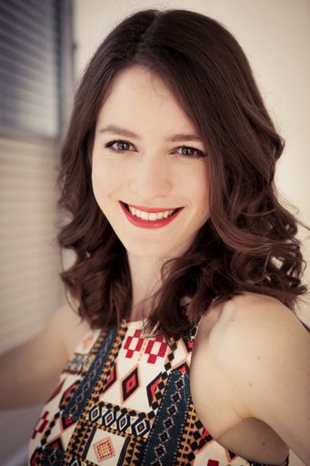 Vorschau Bild von Portrait von Julia Ebner, Autorin von "WUT - Was
Islamisten und Rechtsextreme mit uns machen", erschienen im Theiss
Verlag / WBG