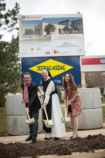 Vorschau Bild von Mag. (FH) Gunther Farnleitner, MBA, Geschäftsführer
Kurhaus Marienkron, Äbtissin em. Priorin M. Ancilla Betting OCist.
und Mag. (FH) Elke Müller, MBA, Geschäftsführerin Kurhaus Marienkron
(v.li.)