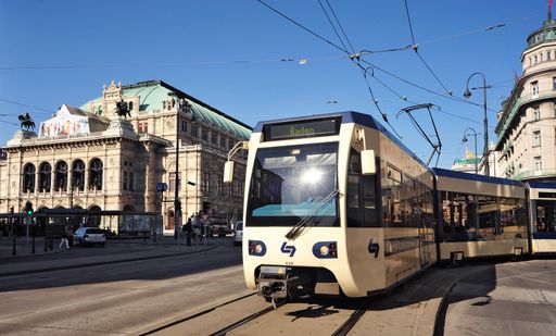 Die Badner Bahn vor Oper