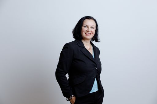 Vorschau Bild von Petra Stuiber, 50, kümmert sich um die
„mittelschnelle“ Berichterstattung, also um ausführliche
Hintergrundgeschichten, Reportagen und Analysen.
