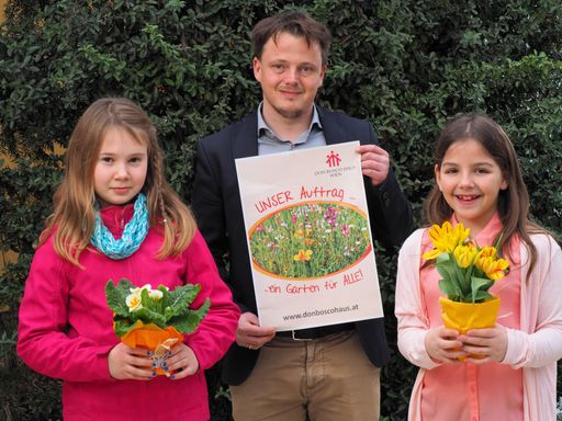 Mit Blumen zum Frühlingsbeginn setzt das Don Bosco Haus einen
Beitrag zur Umwelt. Bildungshausleiter Alexander Laimer-Netsch
(Mitte): „Wir erhalten die Welt für unsere Jugend lebenswert.“