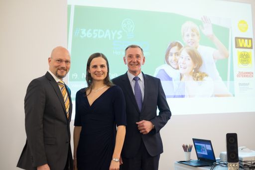  Martin Bauer (Bundesministerium für Bildung,
Wissenschaft und Forschung), Teresa Torzicky (SEED), Peter Bücher
(Western Union International Bank)