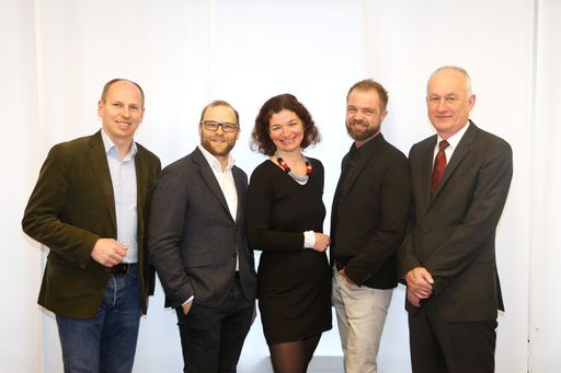 Vorschau Bild von Die Jury des GVTB-Betonpreis 2017 machte sich die
Entscheidung für die Preisträger nicht leicht: Elmar Hagmann
(Bauunternehmen Sedlak), Renate Hammer (Institute of Building
Research & Innovation ZT GmbH, Vorsitzende der Jury), Bernd
Affenzeller (Bau + Immobilienreport) und Johannes Kollegger
(Institut für Tragkonstruktionen-Betonbau, TU Wien), mit dem
Auslober (ganz links) Christoph Ressler (GF Güteverband
Transportbeton).