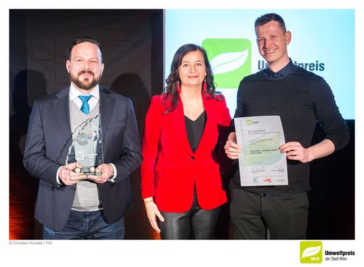  Umweltstadträtin Ulla Sima überreicht Michael K.
Reiter und Manfred Hlina von der Fairmittlerei Trophäe und Urkunde
für den Umweltpreis der Stadt Wien 2018