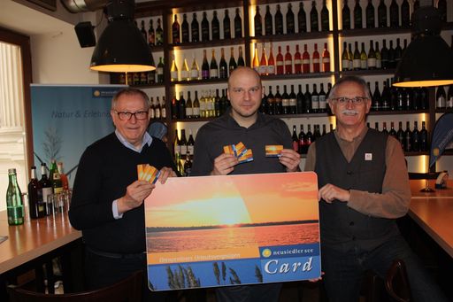  Präsentierten die neue Neusiedler See Card - 365
Tage pannonische Vielfalt inklusive - in Wien: (v.r.) Alois Lang
(Nationalpark Neusiedler See-Seewinkel), Stefan Schindler (GF
Neusiedler See Tourismus GmbH) und Franz Kast (Weinwerk Burgenland)