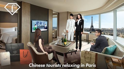  Chinesische Touristen entspannen sich beim
Fernsehen im Hotel in Paris.