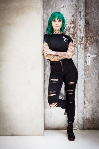 In knapp drei Wochen erscheint EULEs Debütalbum.
Bis dahin verkürzt die Sängerin die Wartezeit mit ihrer zweiten
Singleveröffentlichung: Mit "Musik an, Welt aus" ist ab heute der
Song zum gleichnamigen Album erhältlich. Fans können zudem bereits
jetzt eine exklusive Fanbox und das Album vorbestellen. Die Single
"Musik an, Welt aus" erscheint am 23. März 2018 bei EL CARTEL MUSIC.
Weiterer Text über ots und www.presseportal.de/nr/6605 / Die
Verwendung dieses Bildes ist für redaktionelle Zwecke honorarfrei.
Veröffentlichung bitte unter Quellenangabe: "obs/RTL II/RTL II /
Magdalena Possert"