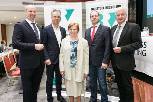 http://www.apa-fotoservice.at/galerie/12450/ DI
Mag. Thomas Kasper, BRV-Vorsitzender, Dr. Christine
Hochholdinger/BMNT, Dr. Wolfgang Stanek, GSV-Vorsitzender bestärken
gemeinsam mit DI Roland Starke/BMNT und DI Helmut Lugmayr/Bernegger
GmbH das Thema Baustoff-Recycling. Österreichs Baustoff-Recycling
Verband (BRV) holte gemeinsam mit der European Quality Association
for Recycling (EQAR) europäische Spitzenvertreter zu dieser
Fachtagung nach Wien/Österreich"