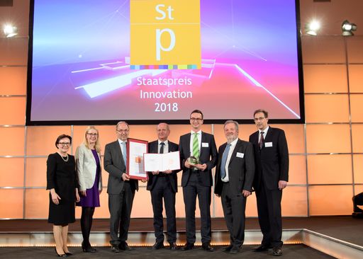 Das W&H Team freut sich gemeinsam mit
Geschäftsführer KR Dipl.-Ing. Peter Malata über den 1. Platz. Im
Bild v.li.n.re.: Dipl.-Ing. Dr. Martha Mühlberger, Vizerektorin der
Montanuniversität Leoben und Jurysprecherin, Dr. Margarete
Schramböck, Bundesministerin für Digitalisierung und
Wirtschaftsstandort, KR Dipl.-Ing. Peter Malata, W&H
Geschäftsführer, DI Dr. Wilhelm Brugger, W&H Managementteam F&E,
Ing. Michael Rothenwänder, W&H Research and Development, Dipl.-Ing.
Johann Eibl, W&H Vice President – Product Innovation, und Dipl.-Ing.
Thomas Irran, W&H Research and Development.