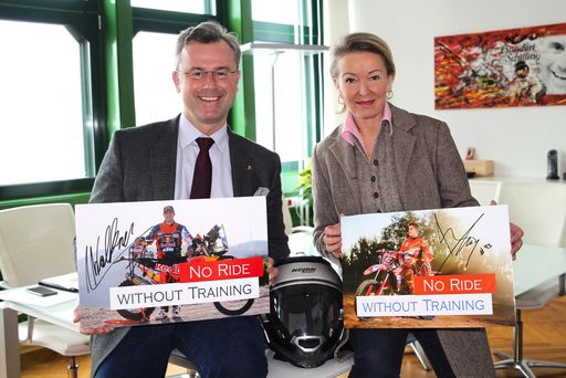 Verkehrsminister Norbert Hofer und Arge 2Rad-Generalsenretärin
Karin Munk starten die Kampagne "No Ride Without Training"