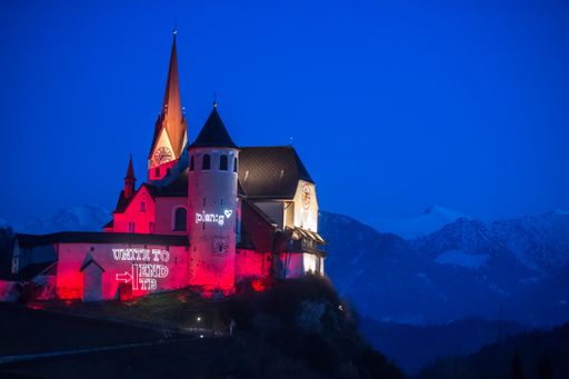  Die Basilika in Rankweil ist eine Kirche zwischen
Stadt und Land. Auf einem malerischen Berg gelegen schwebt die
Kirche zwischen Himmel und Erde. Zum Welttuberkulosetag 2018 fordert
plan:g mehr gesamtgesellschaftliches Engagement zur Überwindung der
Tuberkulose. plan:g und die Kirche in Rankweil haben sich an der
Aktion "Light up the World for TB" beteiligt.