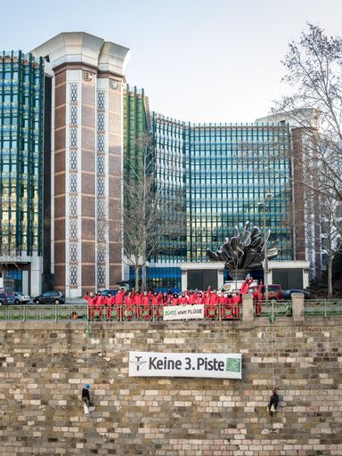  "System Change, not Climate Change!" reagiert mit
einer Kletteraktion vor dem Verkehrsministerium auf die Genehmigung
der 3. Piste.