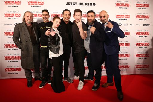 Vorschau Bild von VERPISS DICH, SCHNEEWITTCHEN! / Comedystar Bülent
Ceylan stellt Kinodebüt vor / Paul Faßnacht, Eko Fresh, Josefine
Preuß, Bülent Ceylan, Chris Tall, Kida Khodr Ramadan and Özgür
Karadeniz beim Auftaktevent zur Kinotour von 'Verpiss Dich,
Schneewittchen!' am 28. März 2018 in Köln (Photo by Florian
Ebener/Getty Images for Constantin Film) / Weiterer Text über ots
und www.presseportal.de/nr/12946 / Die Verwendung dieses Bildes ist
für redaktionelle Zwecke honorarfrei. Veröffentlichung bitte unter
Quellenangabe: "obs/Constantin Film/Florian Ebener"