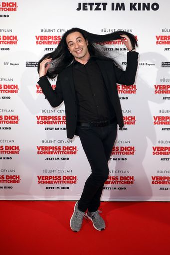 Vorschau Bild von VERPISS DICH, SCHNEEWITTCHEN! / Comedystar Bülent
Ceylan stellt Kinodebüt vor / Bülent Ceylan beim Auftaktevent zur
Kinotour von 'Verpiss Dich, Schneewittchen!' am 28. März 2018 in
Köln (Photo by Florian Ebener/Getty Images for Constantin Film) /
Weiterer Text über ots und www.presseportal.de/nr/12946 / Die
Verwendung dieses Bildes ist für redaktionelle Zwecke honorarfrei.
Veröffentlichung bitte unter Quellenangabe: "obs/Constantin
Film/Florian Ebener"