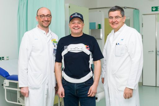Im Bild v.l.n.r.: OA Dr. Günter Kohrgruber (stv.
ärztlicher Leiter AUVA-UKH Graz), Rallye-Pilot Raimund Baumschlager,
Prim. Dr. Michael Bleck (Ärztlicher Leiter AUVA-UKH Graz)