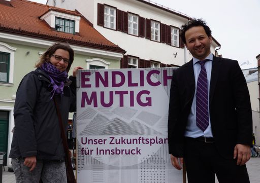 Irene Labner und Mesut Onay mit einem der Wahlplakate: "Endlich
mutig, endlich anders wählen!"