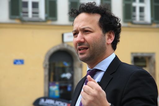 Vorschau Bild von Mesut Onay bei seiner Rede am Wahlkampfauftakt der Alternativen
Liste Innsbruck.