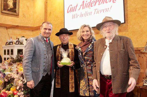 Dieter Ehrengruber (Geschäftsführer Gut
Aiderbichl), Pfarrer Herbert Schmatzberger, Claudia Jung und Karl
Merkatz