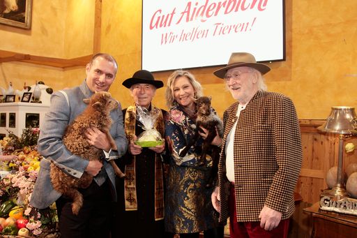 Vorschau Bild von Dieter Ehrengruber (Geschäftsführer Gut
Aiderbichl), Pfarrer Herbert Schmatzberger, Claudia Jung und Karl
Merkatz