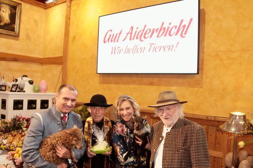 Vorschau Bild von Dieter Ehrengruber (Geschäftsführer Gut
Aiderbichl), Pfarrer Herbert Schmatzberger, Claudia Jung und Karl
Merkatz