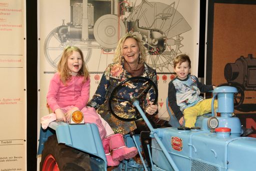 Vorschau Bild von Sängerin Claudia Jung mit zwei Kindern, Clara und
Jonas