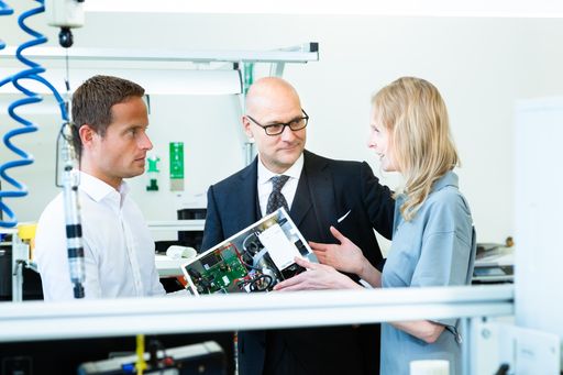 AVL DiTEST CEO Gerald Lackner (Bildmitte): „Wir blicken
optimistisch in die Zukunft und freuen uns auf ein weiteres
erfolgreiches Geschäftsjahr 2018.“