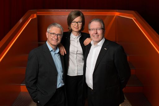  Erik Kastner (rechts) freut sich mit seinen beiden
Geschäftsführern Michael Tenhalter und Birgit Pertlwieser über das
erfolgreiche Jahr 2017.