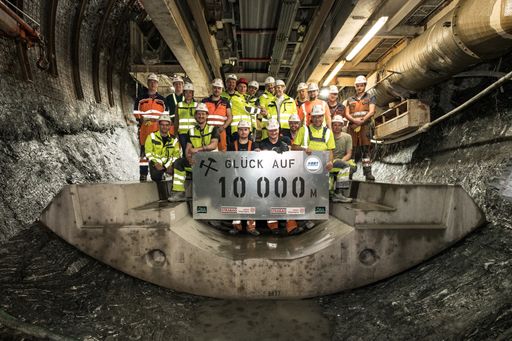 Großer Jubel bei den Tunnelbauern im Brenner
Basistunnel: Die Tunnelbohrmaschine erreichte die 10.000 Meter Marke
im Erkundungsstollen Ahrental. Mit 61 Metern Vortriebsleistung in 24
Stunden wurde zudem ein neuer Weltrekord aufgestellt.