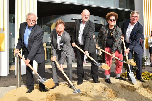 Vorschau Bild von Spatenstich zur Neugestaltung des Vorplatzes