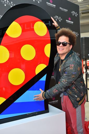 Vorschau Bild von Der weltberühmte brasilianische Neo-Pop-Art Künstler Romero
Britto enthüllte die von ihm entworfene Skulptur „For You“