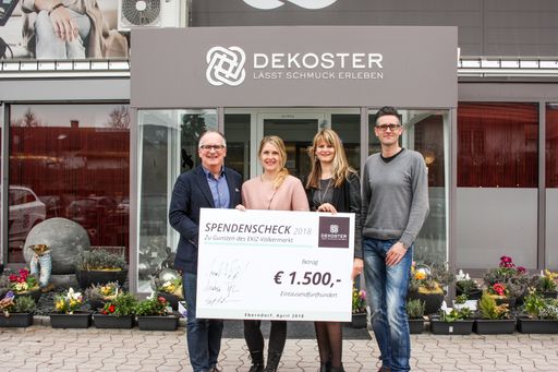  Scheckübergabe von dekoster GmbH zu Gunsten des EKIZ in
Völkermarkt vor der Firmenzentrale von dekoster in Eberndorf.
