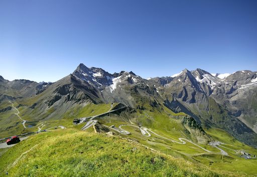 Blick von der Edelweiß-spitze (2.571 m - höchster Punkt der
Großglockner Hochalpenstraße) auf 30 Dreitausender